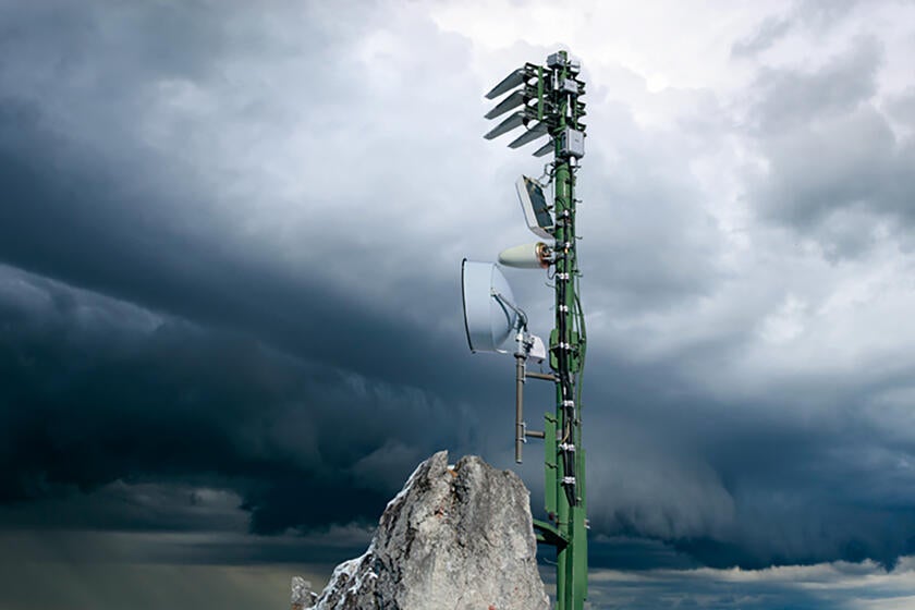 Différents boîtiers électroniques, des paraboles aux antennes 5G sont installés au sommet d’une tour.
